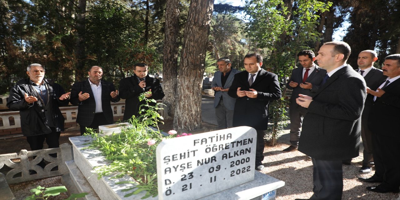 YPG/PKK'lı teröristlerin hayattan kopardığı Ayşenur öğretmen mezarı başında anıldı