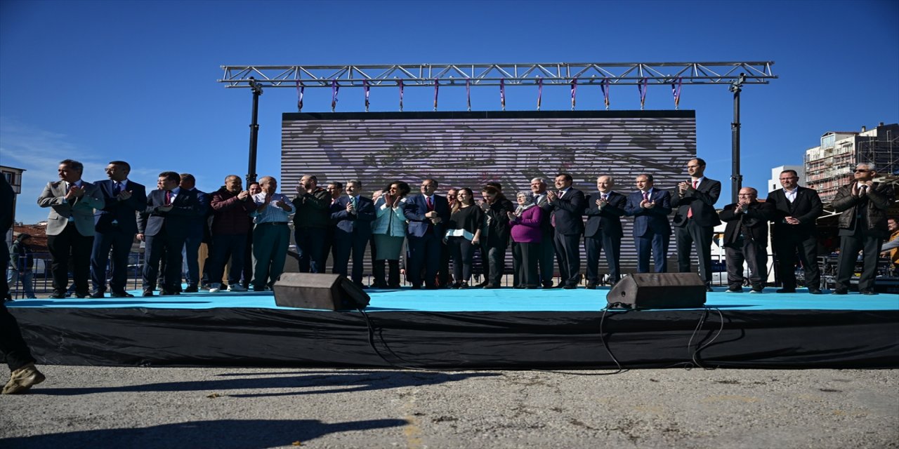 Bakan Özhaseki, AK Parti Uşak İl Başkanlığı'nda konuştu