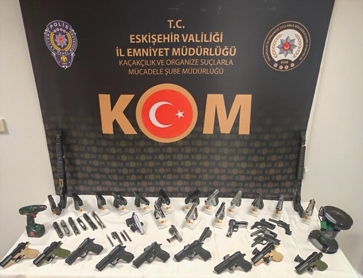Eskişehir'de polis ekipleri kaçak silah atölyesine dönüştürülen eve baskın yaptı