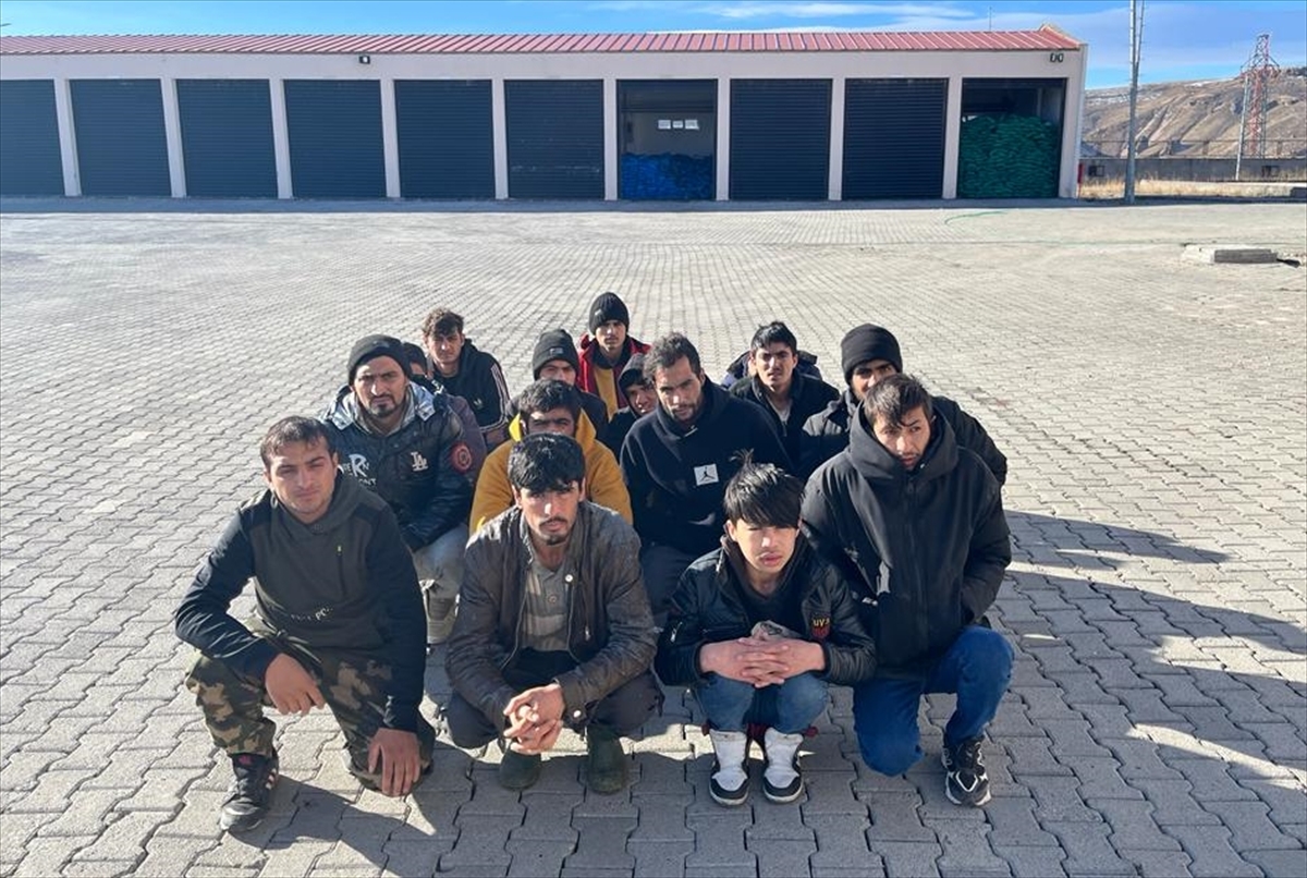Kars'ta insan kaçakçılığından aranan şüphelinin evinde 15 düzensiz göçmen yakalandı