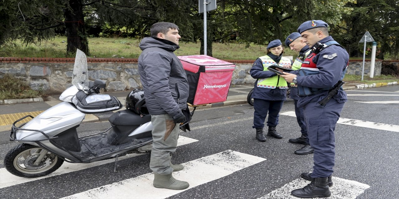 Sarıyer'de jandarma ekipleri, motosiklet sürücülerini denetledi