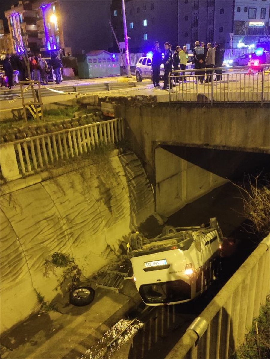 Sultanbeyli'de su kanalına düşen aracın sürücüsü yaralandı