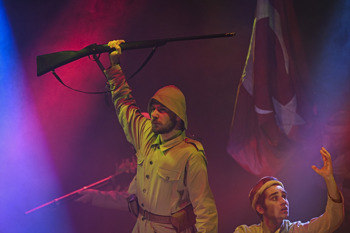 MEB'in "Cumhuriyete Doğru" tiyatro oyunu Ankara'da "perde" dedi