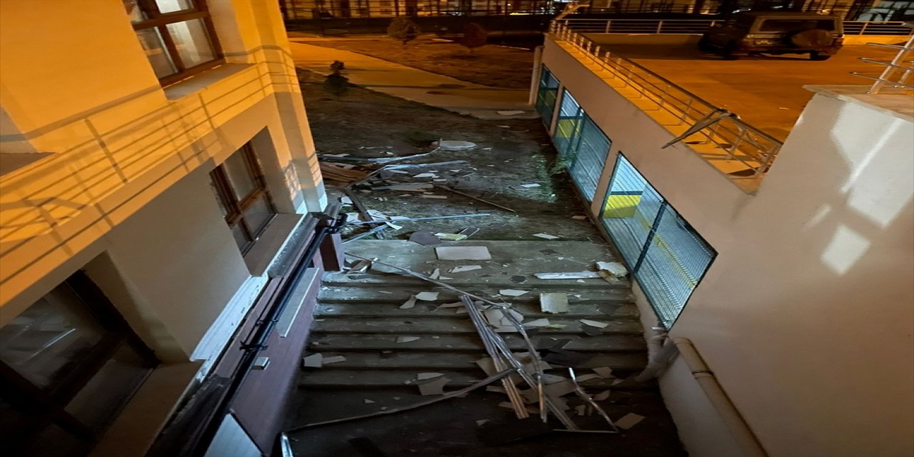 Ankara'da şiddetli rüzgar hayatı olumsuz etkiledi