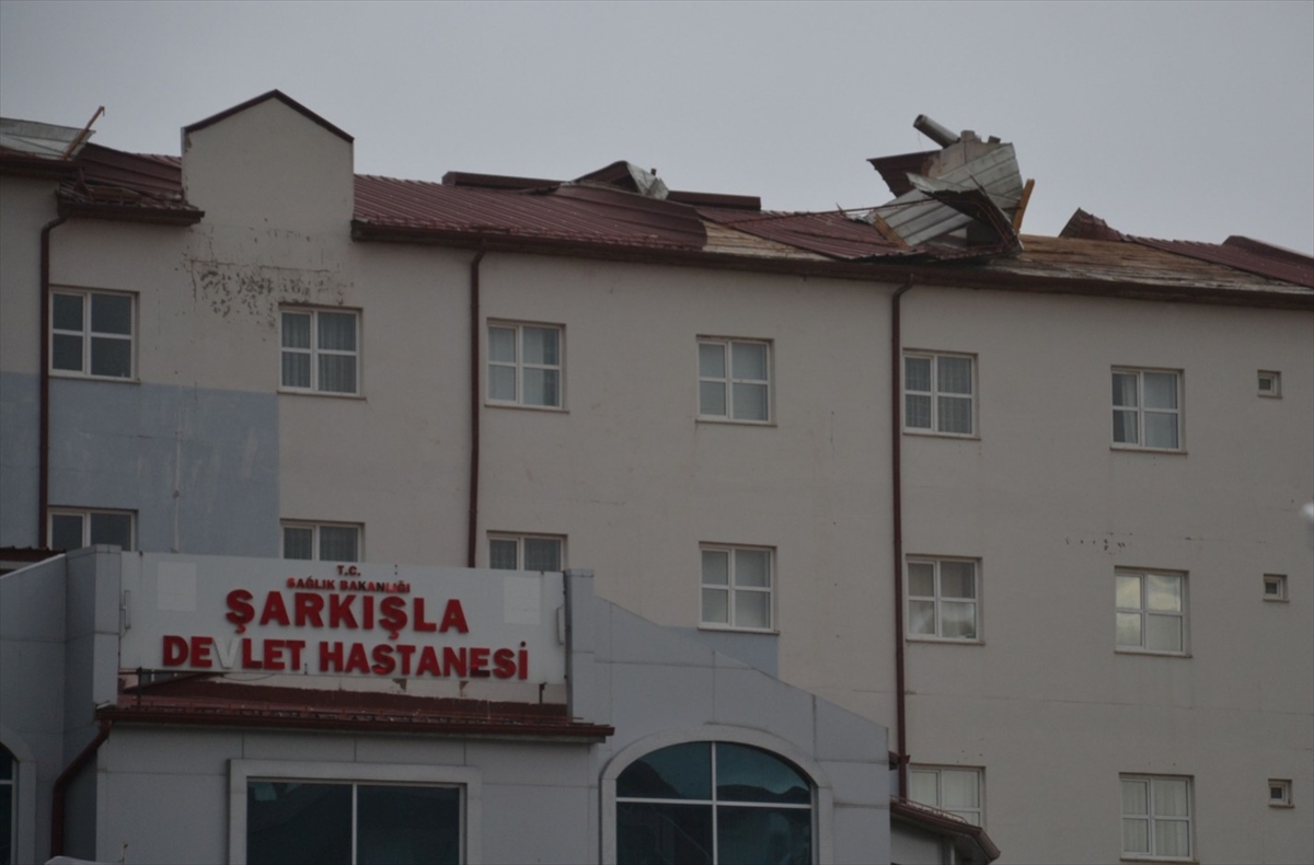 Sivas'ta fırtına nedeniyle çok sayıda binanın çatısında hasar oluştu