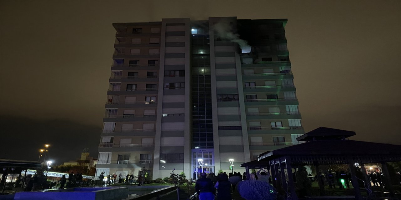 Konya'da 12 katlı binada çıkan yangında 4 kişi dumandan etkilendi