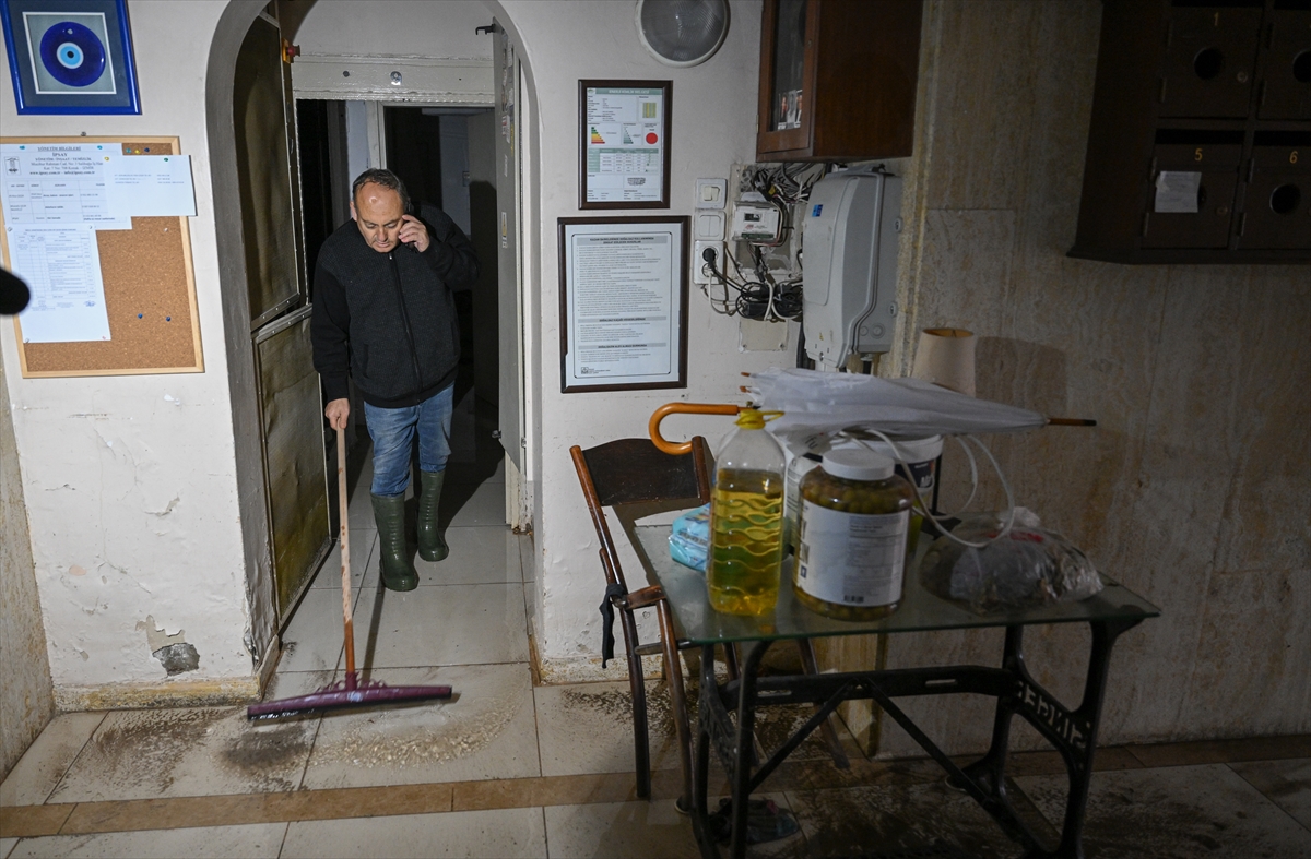 İzmir'de denizin taşması sonucu su basan iş yerlerinde tahliye ve temizlik çalışmaları sürüyor