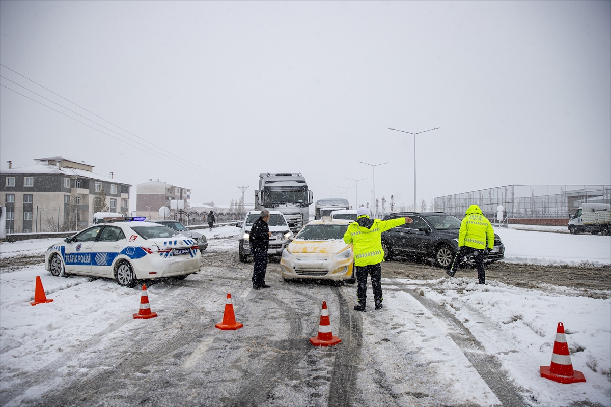 Erzurum-Bingöl kara yolu ağır tonajlı araçların geçişine kapatıldı