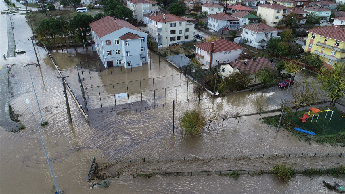 Çanakkale'de şiddetli yağışta debisi artan iki dere taştı, yollar su altında kaldı