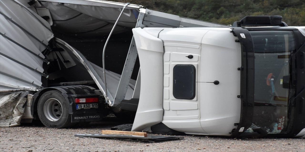 Bursa'da kuvvetli lodos tırları devirdi