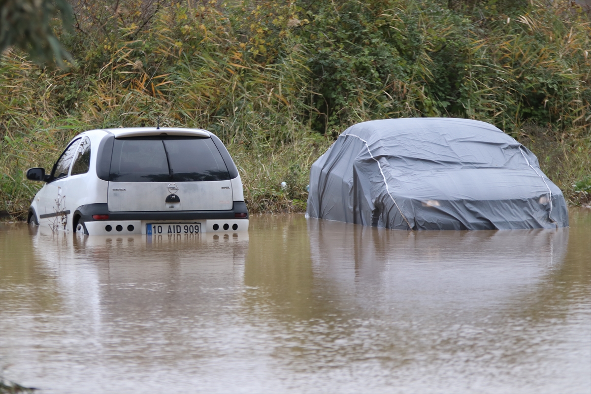 Taşkın nedeniyle araçlarında mahsur kalan 12 kişi kurtarıldı