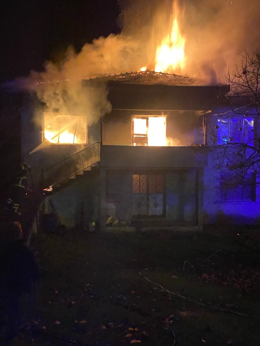 Sultangazi'de yangında mahsur kalan 17 kişi kurtarıldı