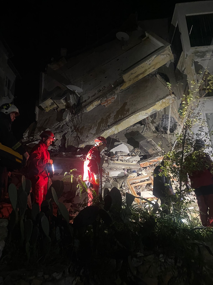 Alanya'da 3 katlı bina çöktü