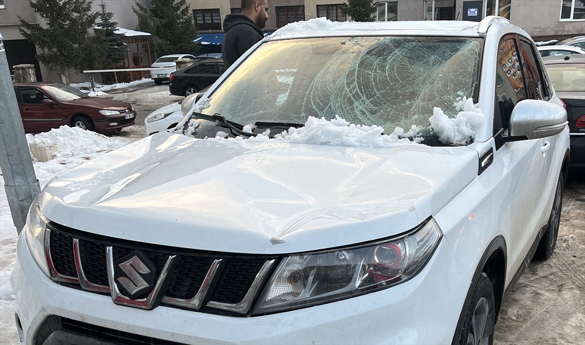 Erzurum'da çatıdan düşen kar kütleleri bir otomobilde hasara yol açtı