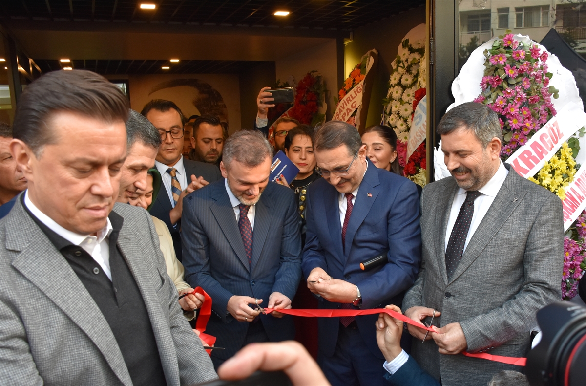 AK Parti Genel Başkan Yardımcısı Kandemir, Eskişehir'de Odunpazarı İlçe Başkanlığı'nın açılışında konuştu: