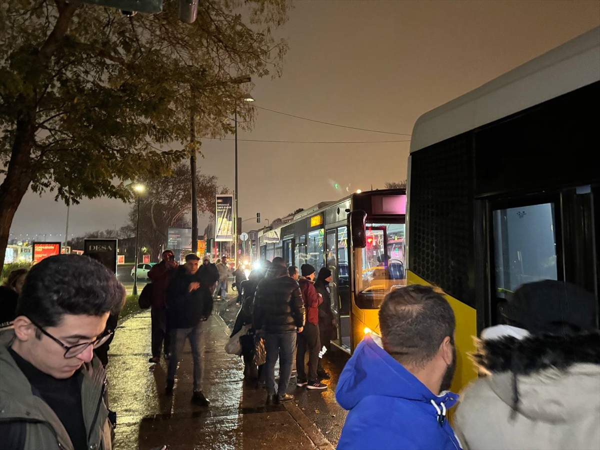 Eminönü-Alibeyköy tramvay seferlerindeki aksamaya yolculardan tepki