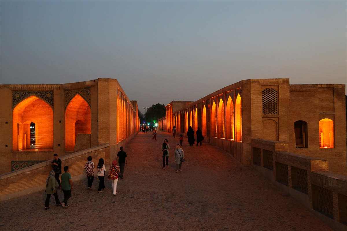 İsfahan'daki tarihi köprü akmayan nehre rağmen ziyaretçilerini ağırlamaya devam ediyor