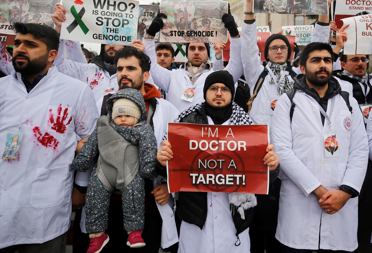 İstanbul'da doktorlar Gazze için sessiz yürüyüş gerçekleştirdi