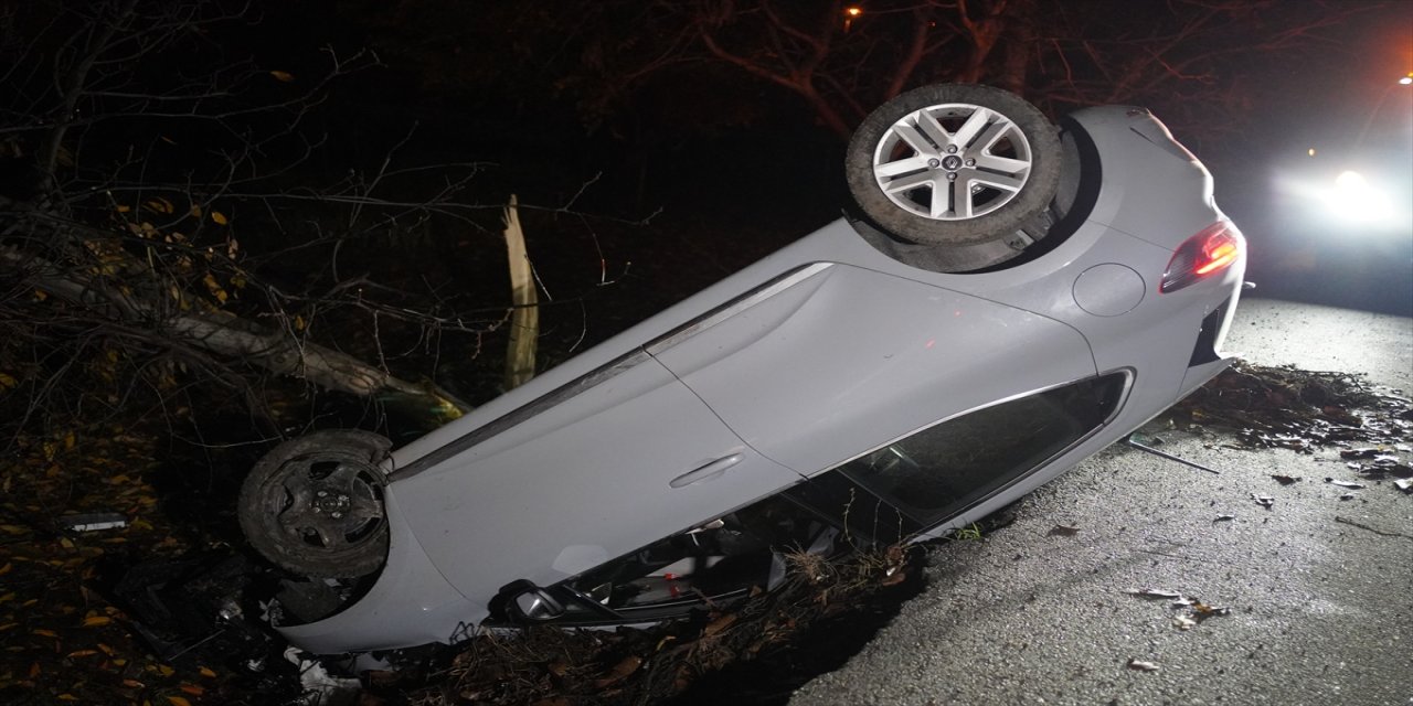 Uşak'ta şarampole devrilen otomobildeki 4 kişi yaralandı