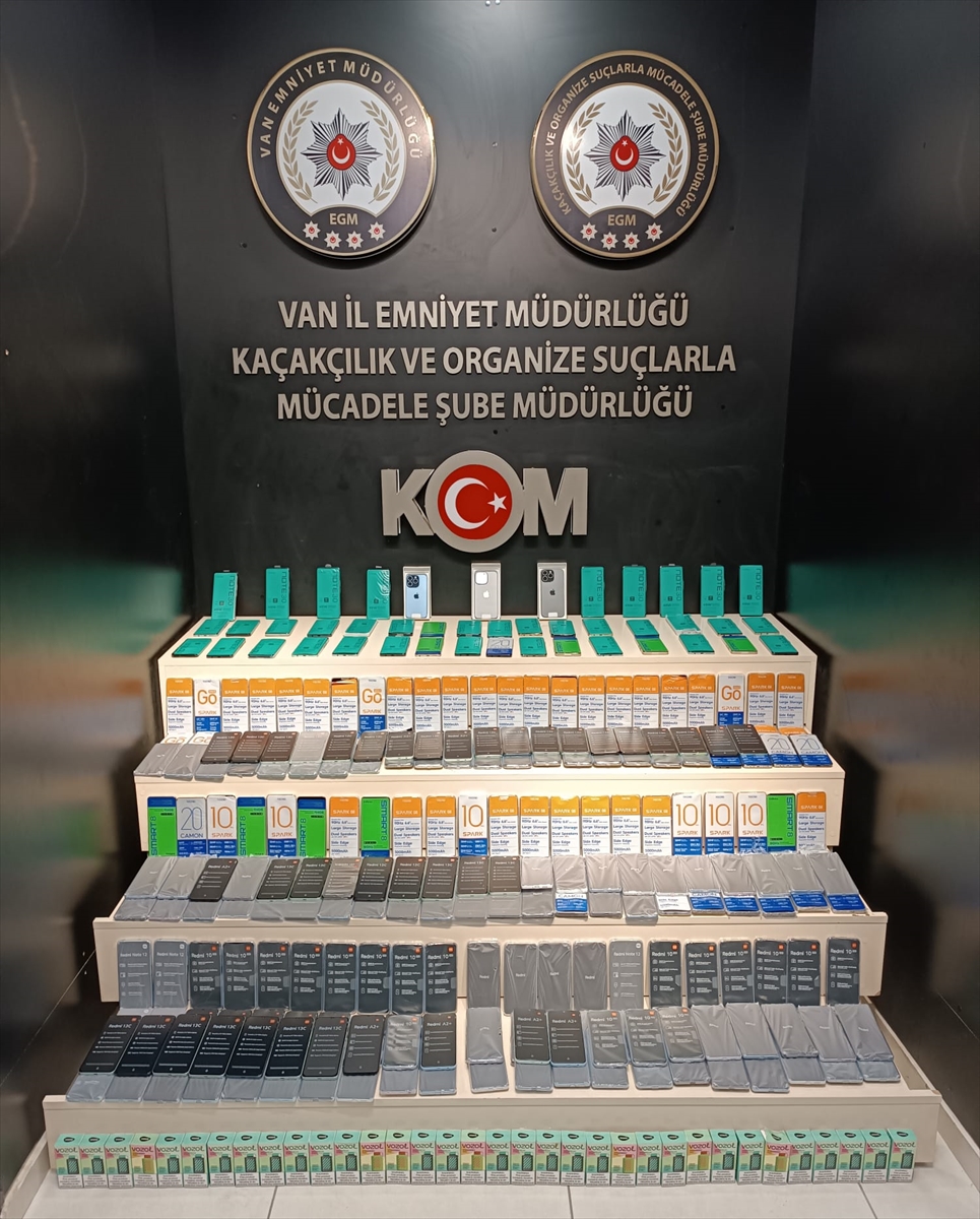 Van'da 304 kaçak cep telefonu ile 34 elektronik sigara ele geçirildi