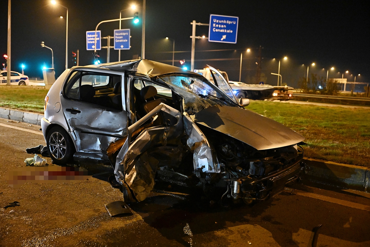 Edirne'de otomobille panelvanın çarpıştığı kazada 1 kişi öldü, 5 kişi yaralandı