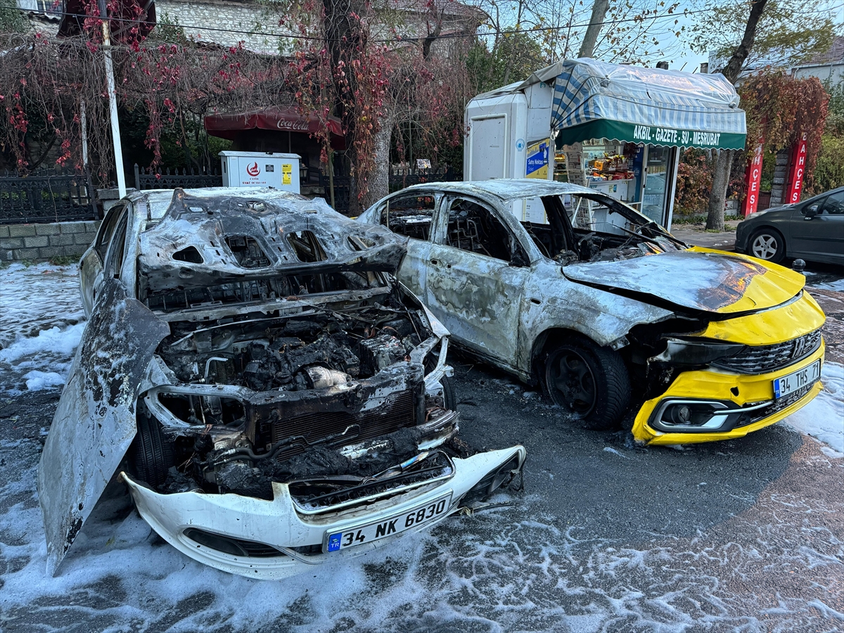 Fatih'te iki otomobili yanarak kullanılamaz hale getiren şüpheli 5 araca da zarar verdi