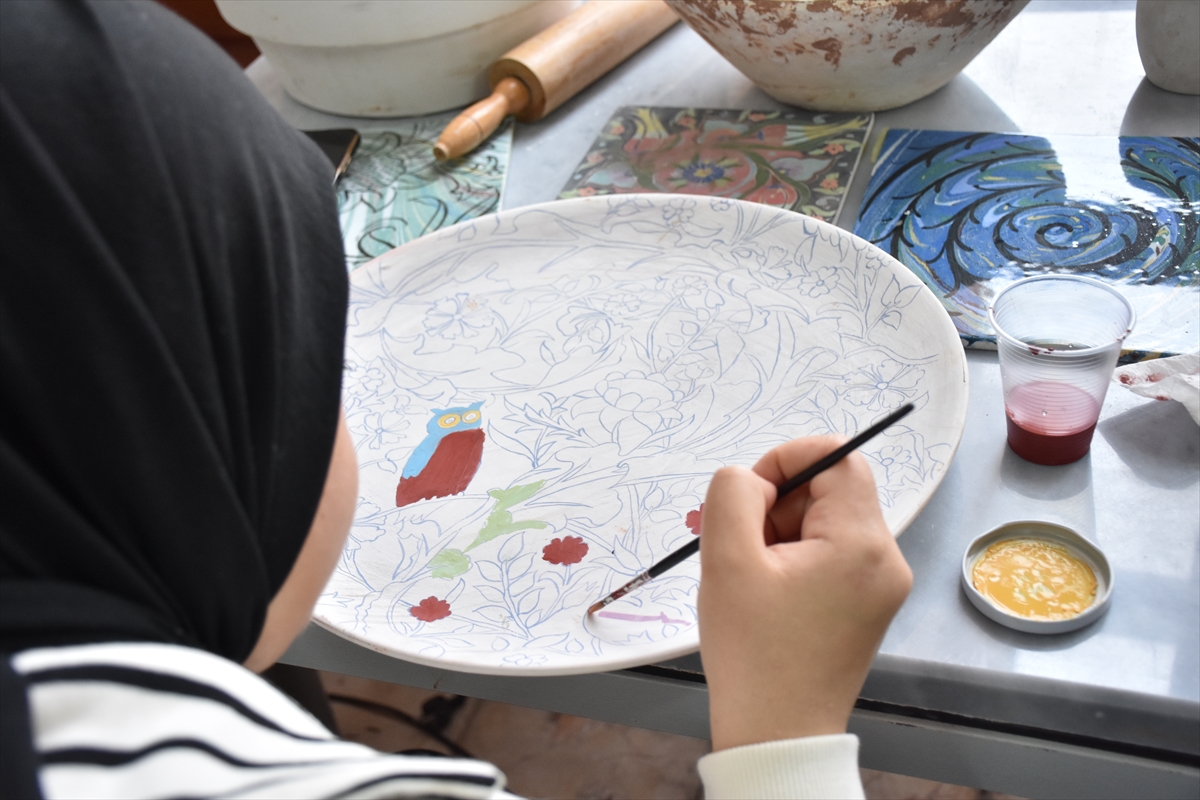 Kütahya'da üniversite öğrencileri atık malzemeleri sanat eserine dönüştürüyor