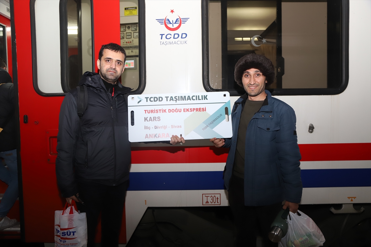 "Turistik Doğu Ekspresi" Kars'tan ilk seferine uğurlandı