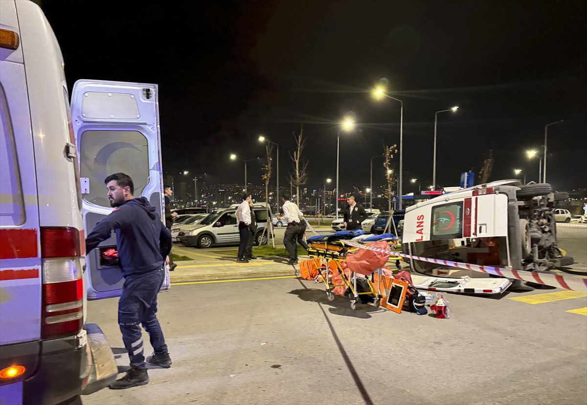 Başkentte otomobilin çarptığı ambulans devrildi