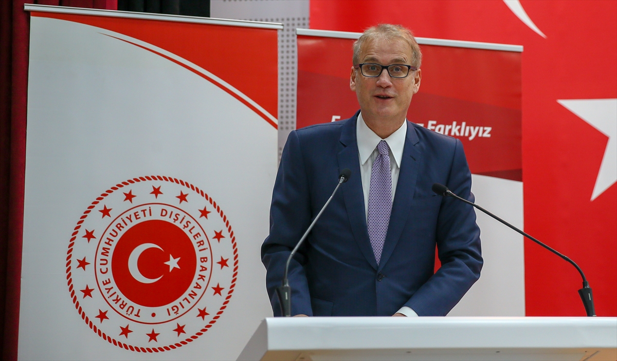 İzmir'de "Cumhuriyetin 100. yılında Türkiye ve Balkanlar" sempozyumu başladı