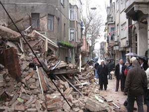 İstanbul'da bina çöktü.........