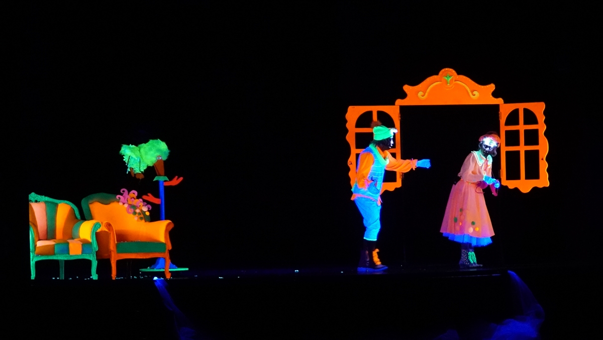 Bursalı çocuklar kukla ve gölge oyunları festivalindeki gösterilerle neşelendi