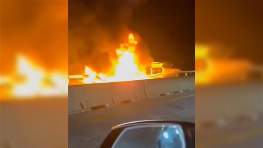 ABD'de küçük uçak otobana düştü