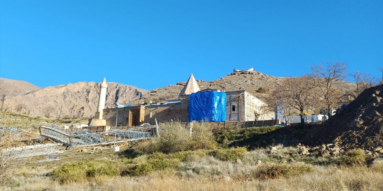 Divriği Ulu Camii'nin geçici koruma çatısı kaldırılmaya başlandı