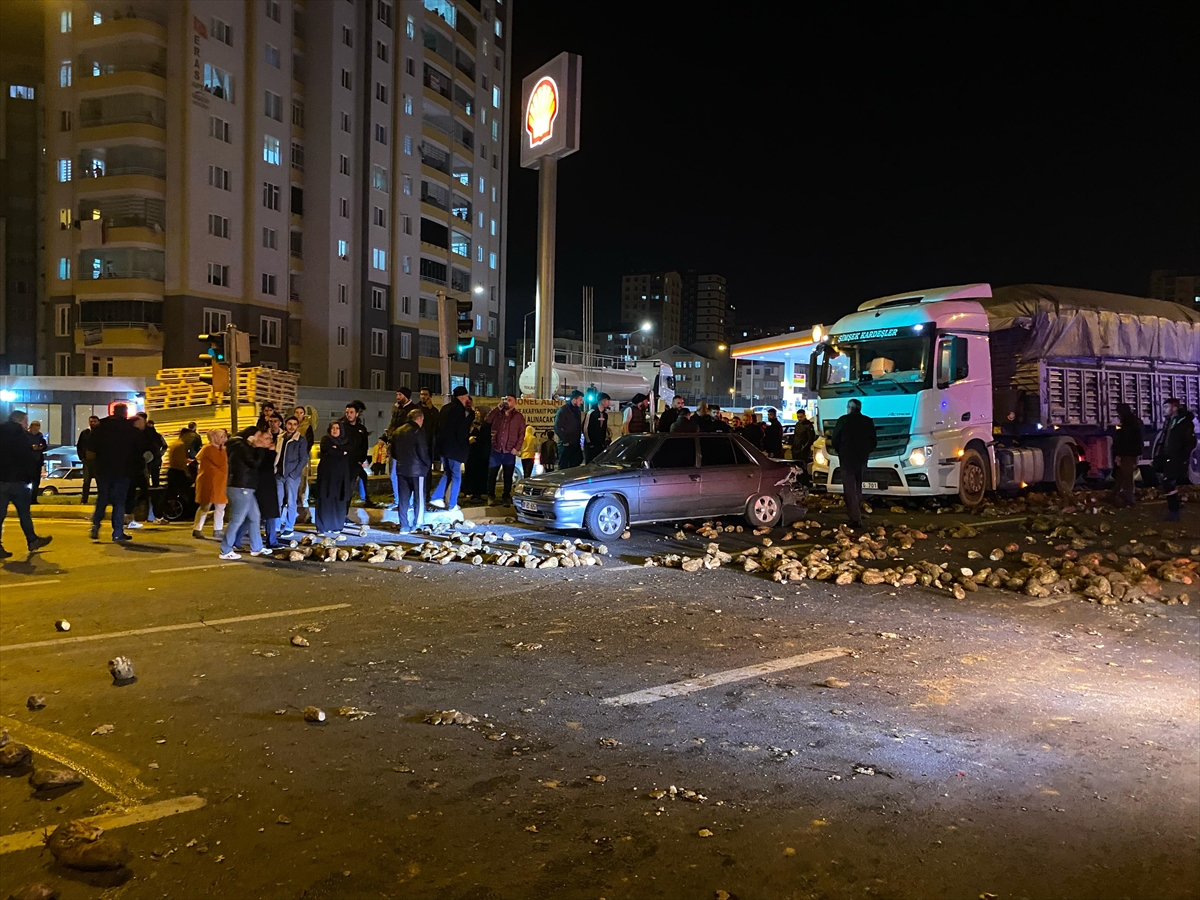 Kayseri'de 5 aracın karıştığı zincirleme trafik kazasında 4 kişi yaralandı