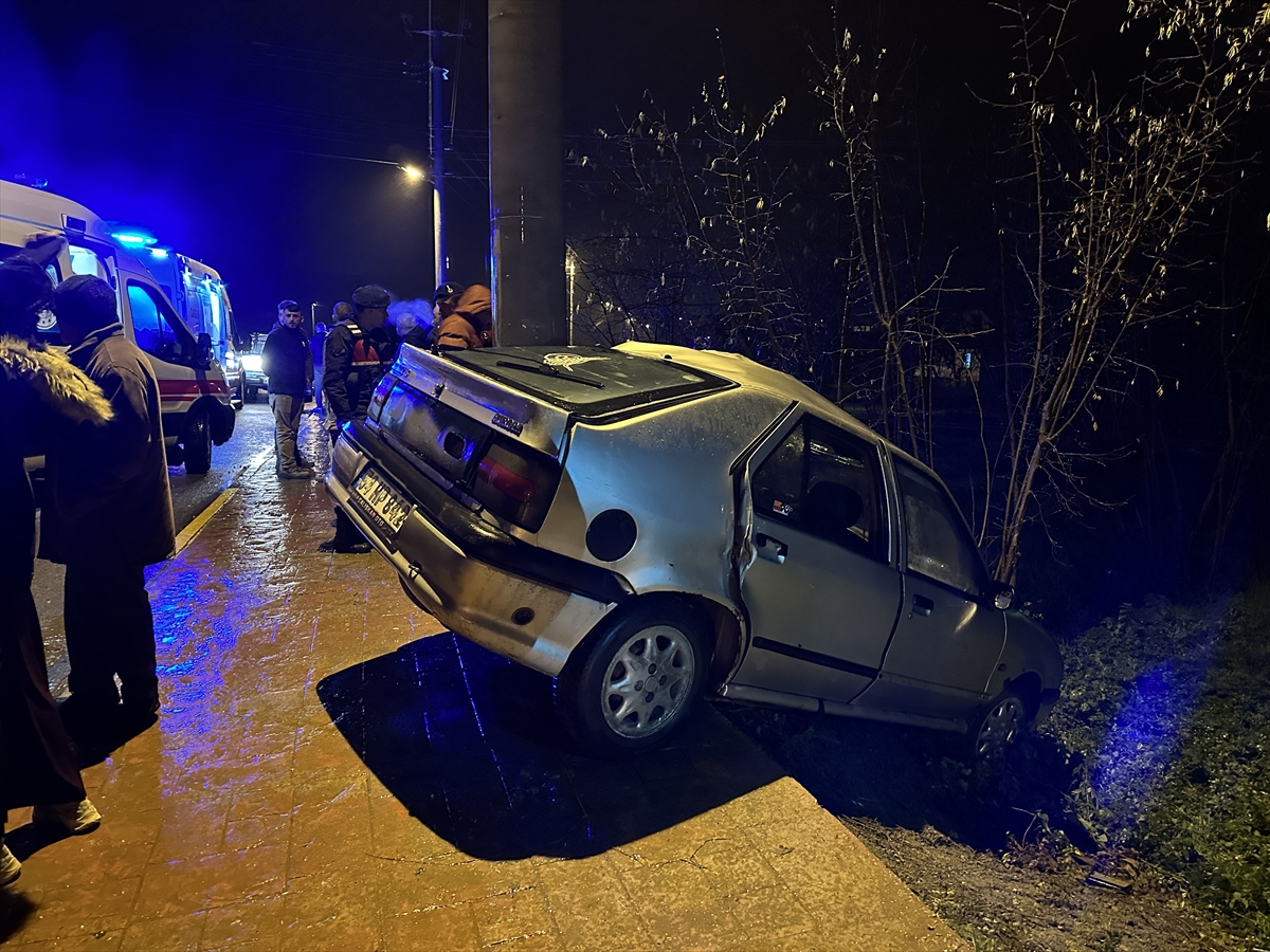 Sakarya'da direğe çarpan otomobildeki 4 kişi yaralandı