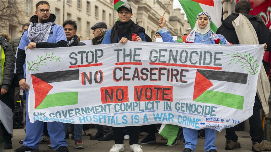 Londra'da sağlık çalışanları, Gazze için "sessiz yürüyüş" düzenledi