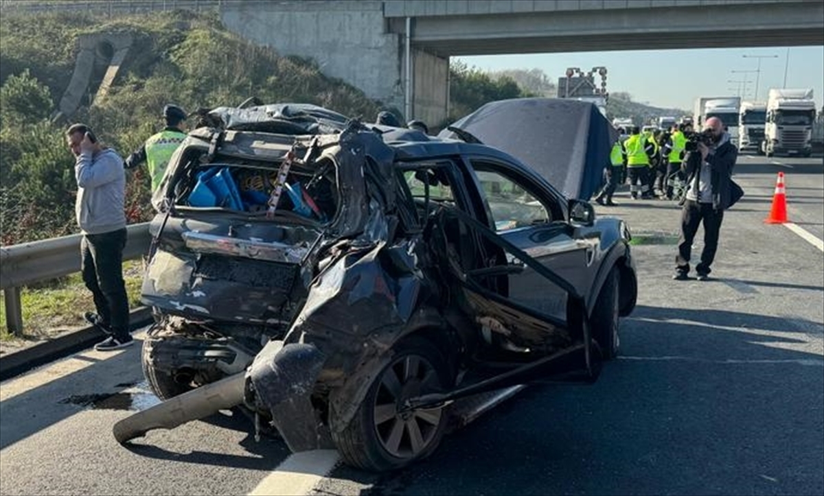 Eyüpsultan'da tır ile otomobilin karıştığı kazada 6 kişi yaralandı
