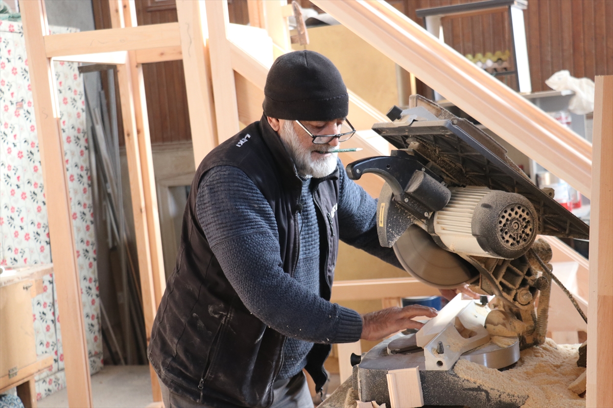 Kızak yapımıyla başladığı marangozlukta 55 yılı geride bıraktı