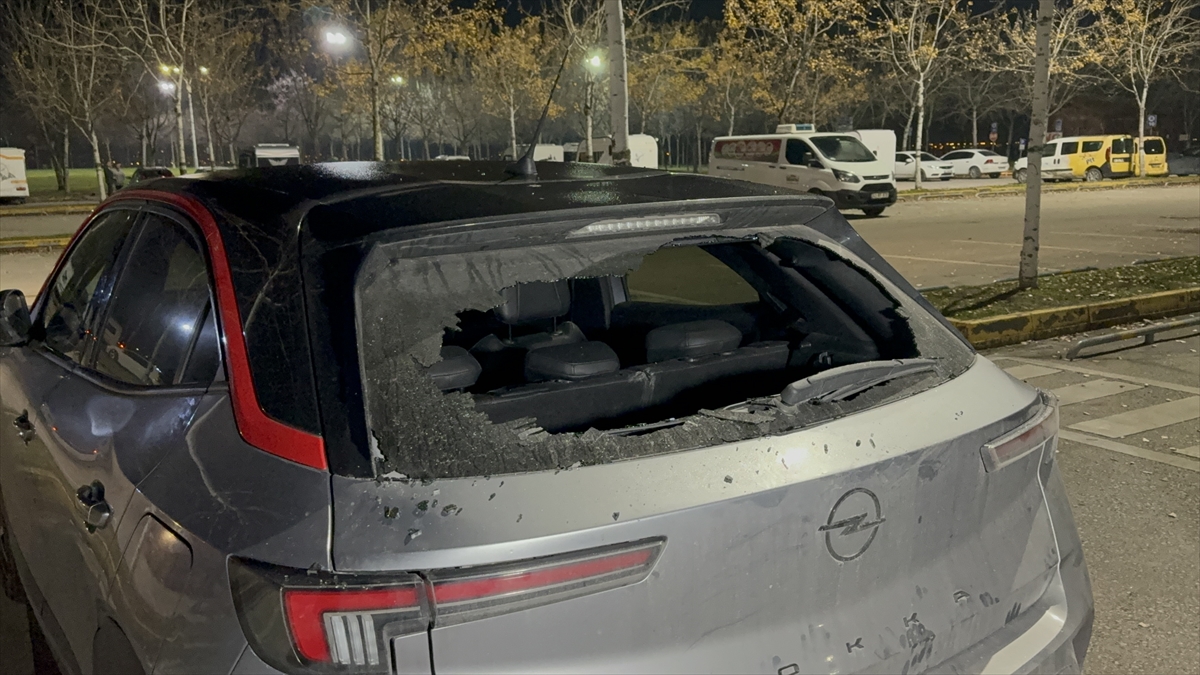 Kocaeli'de park halindeki 35 aracın camları kırıldı