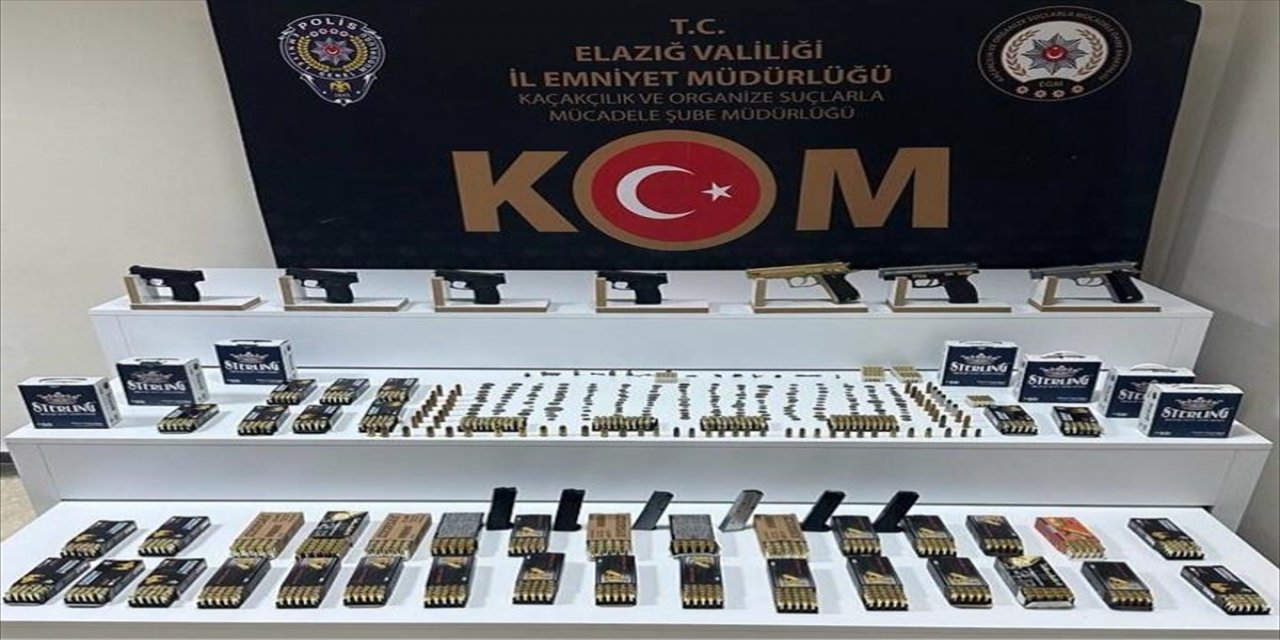 Elazığ'da iş yerine ait depoda ruhsatsız silah, mühimmat, tarihi sikke ve obje ele geçirildi