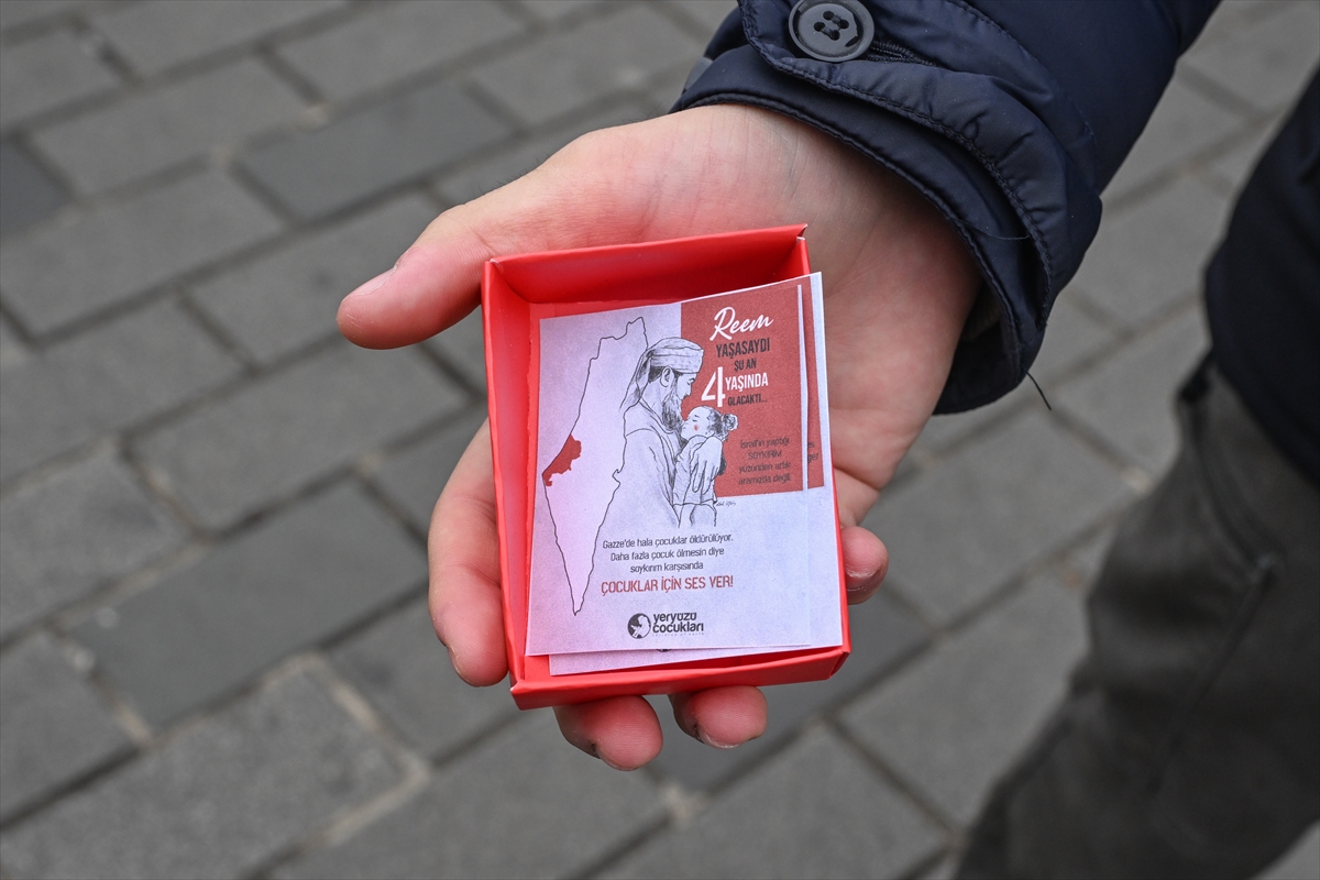 İsrail saldırılarında ölen çocuklara dikkati çekmek için Beyoğlu'nda etkinlik yapıldı