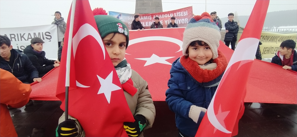 Sarıkamış şehitlerine sıfırın altında 10 derecede saygı nöbeti