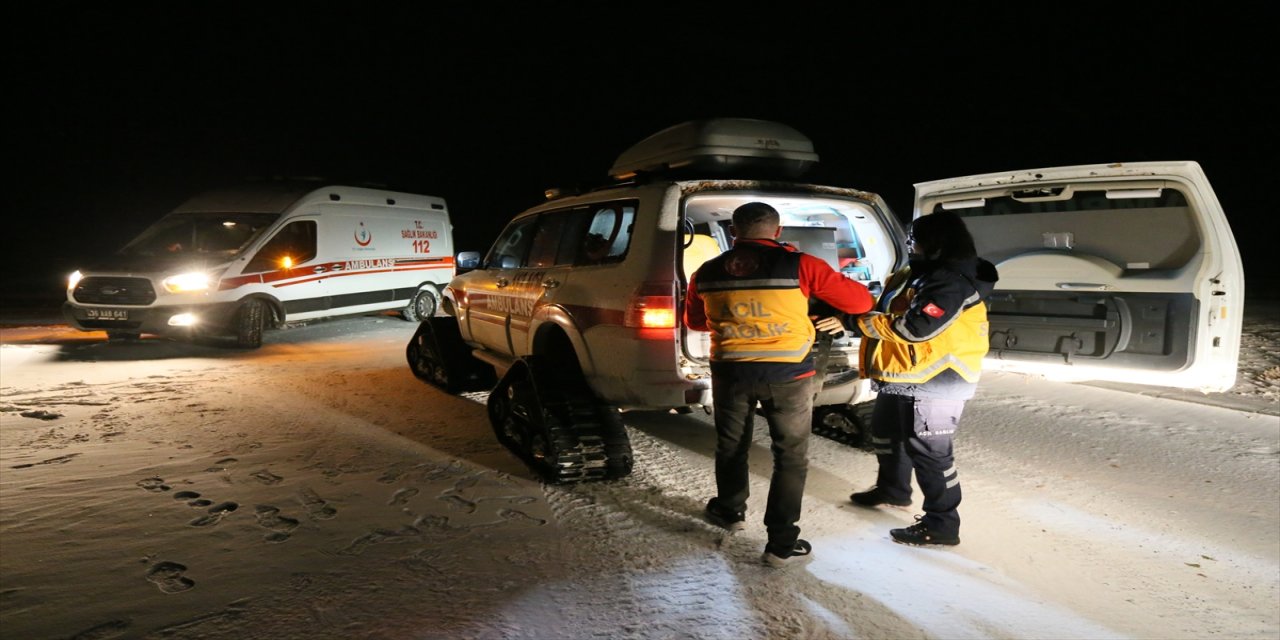 Kars'ta, sıcak suyla yanarak yaralanan çocuk, acil müdahale için paletli ambulansla hızla hastaneye yetiştirildi