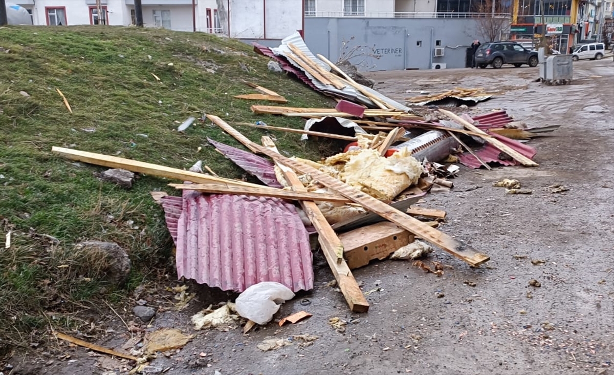 Kars, Erzurum ve Ardahan'da etkili olan kuvvetli fırtına bazı binaların çatılarını uçurdu
