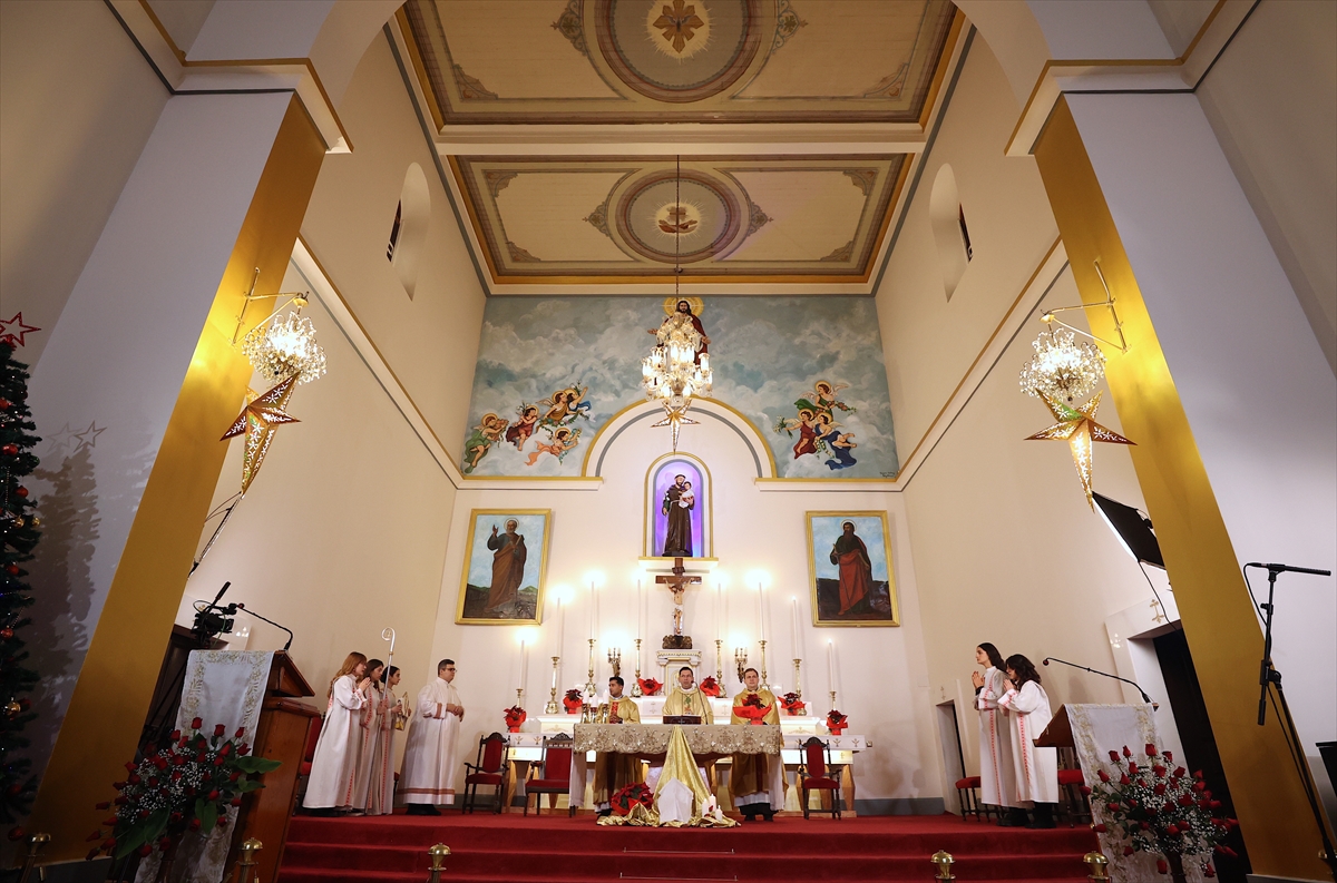 Mersin'de tarihi Katolik Kilisesi'nde Noel ayini yapıldı