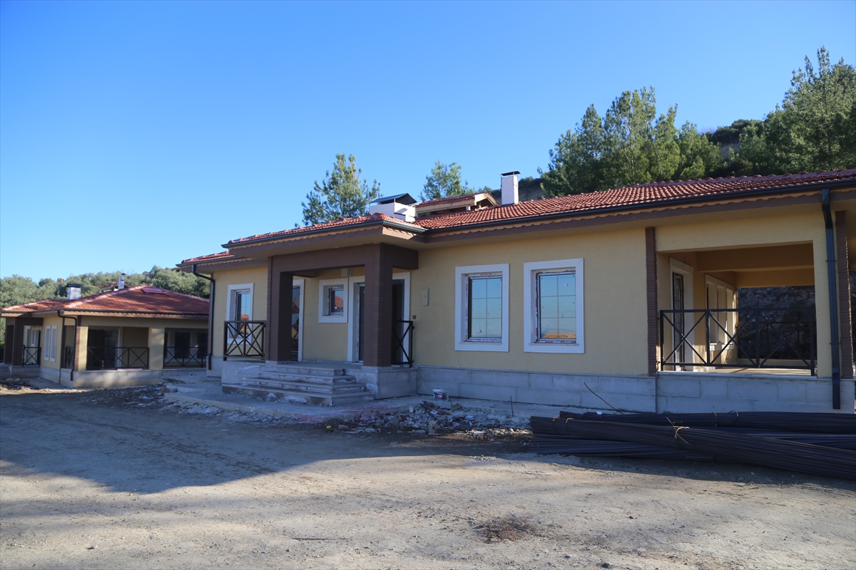 Hatay'ın 13 ilçesinde 2 bin 355 köy tipi afet konutunun inşası sürüyor