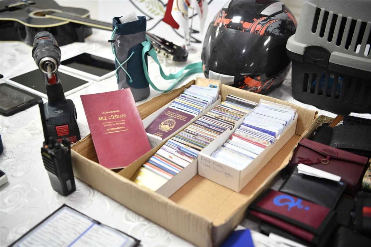 Samsun'da tramvayda unutulan eşyalar arasında evlilik cüzdanı da diploma da var