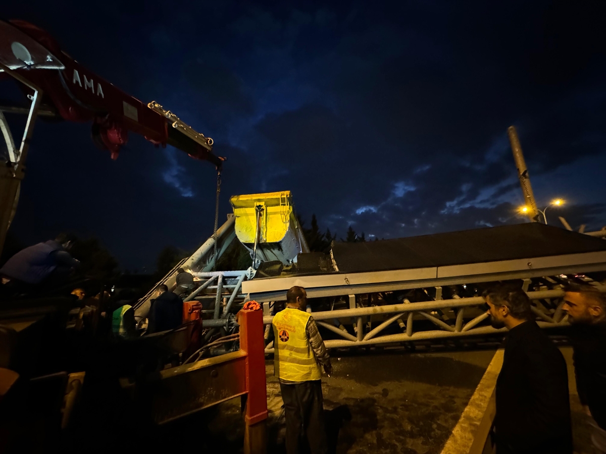Anadolu Otoyolu'nda tır damperi tabelaya çarptı, Ankara yönü ulaşıma kapandı