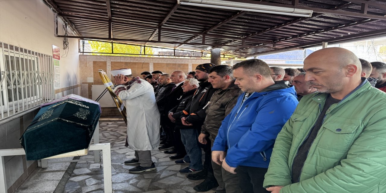 İzmir'de trafik kazasında ölen motokurye, son yolculuğuna uğurlandı